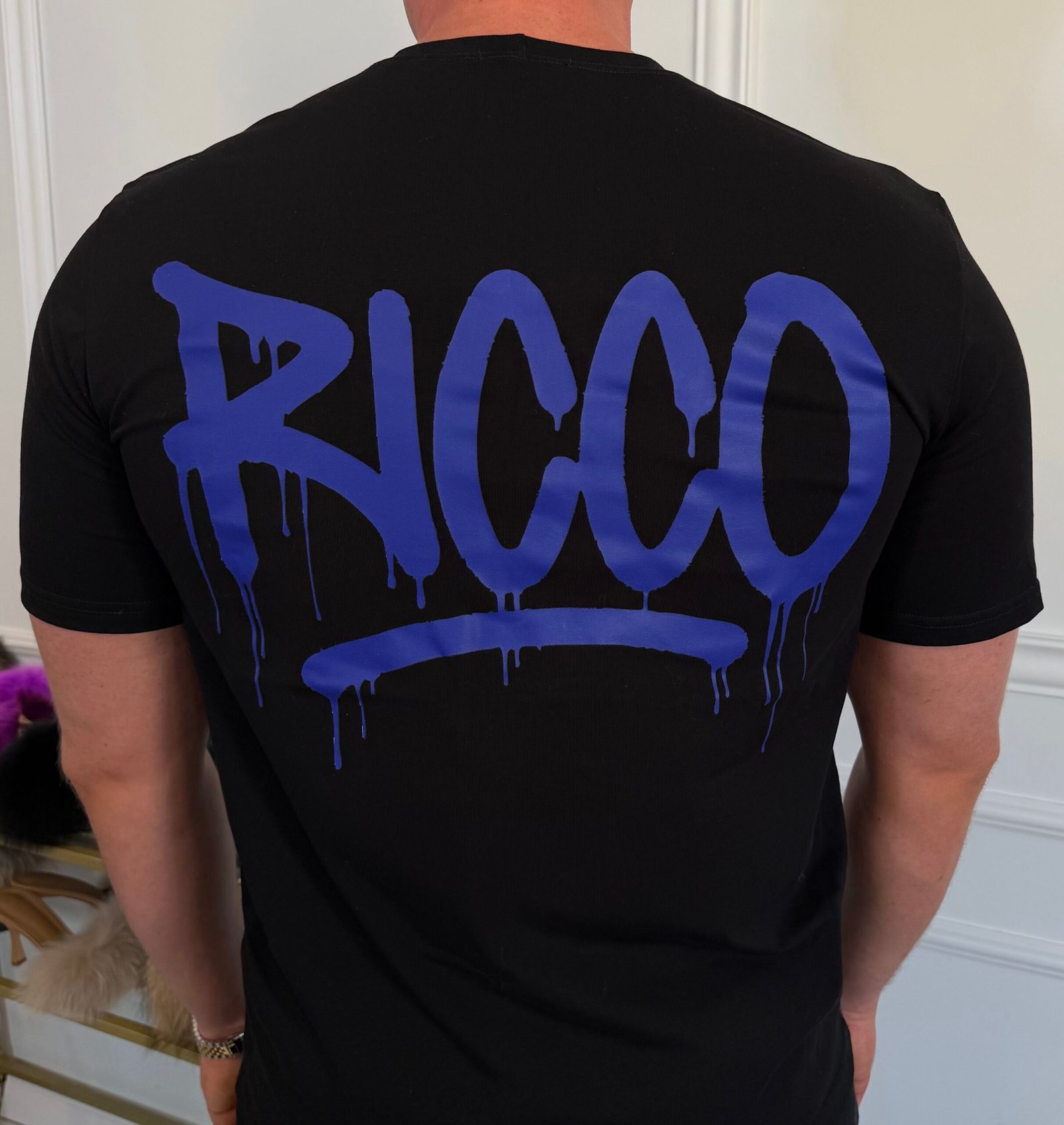 Czarny T-shirt TAG Ricco&Bella - obrazek 2